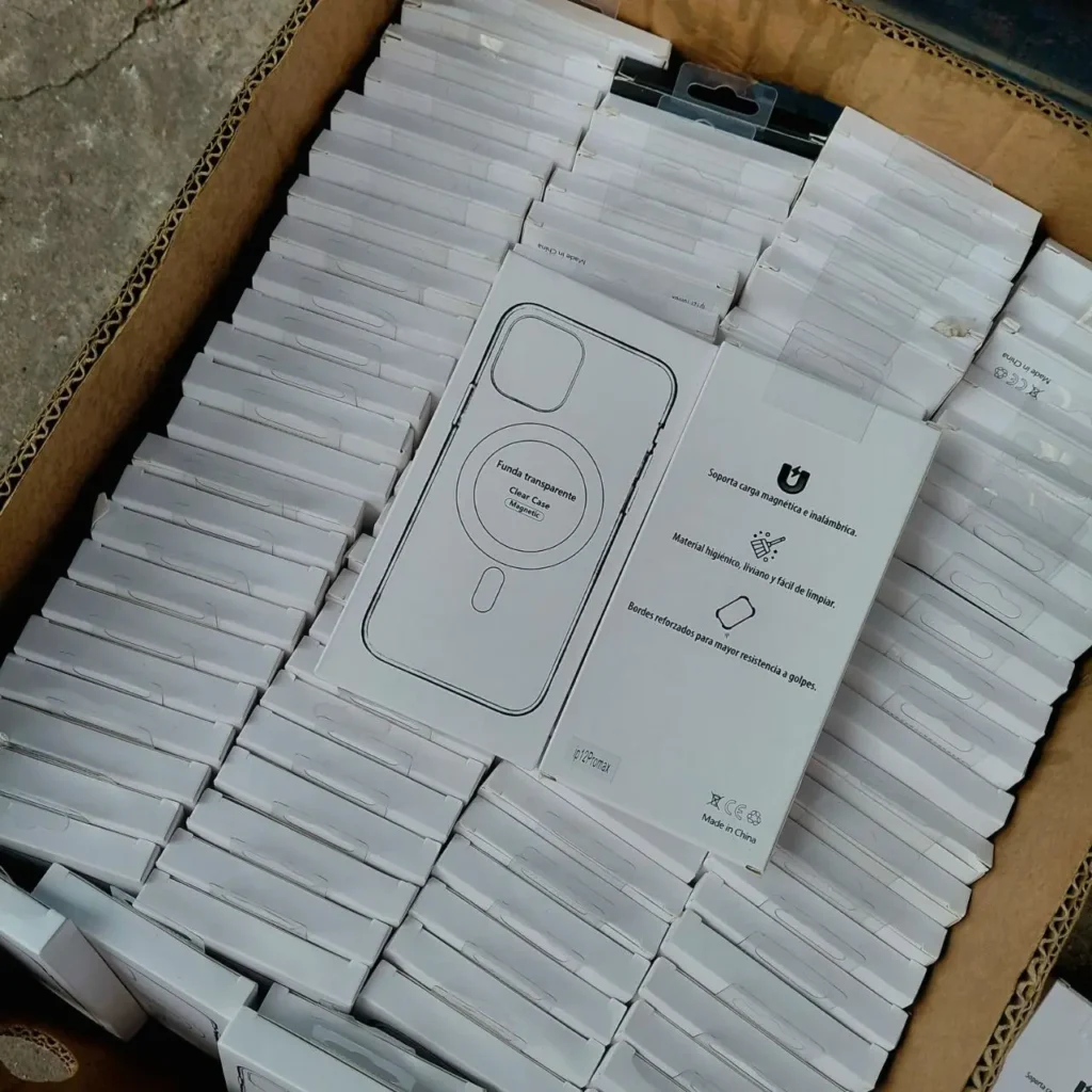 Caja llena de fundas transparentes magnéticas para iPhone 12 Pro Max. by Remates Narvaja