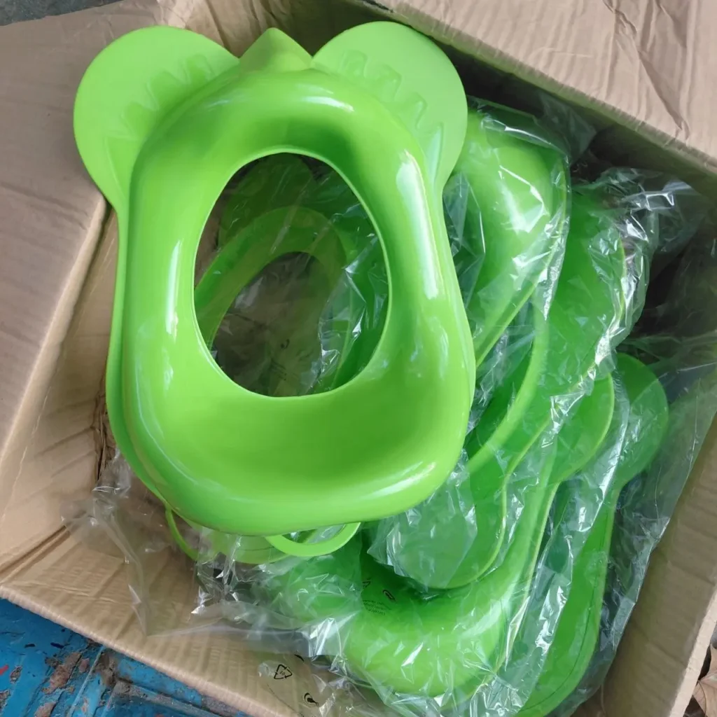 Asientos reductores de inodoro infantiles de plástico verde en una caja. by Remates Narvaja