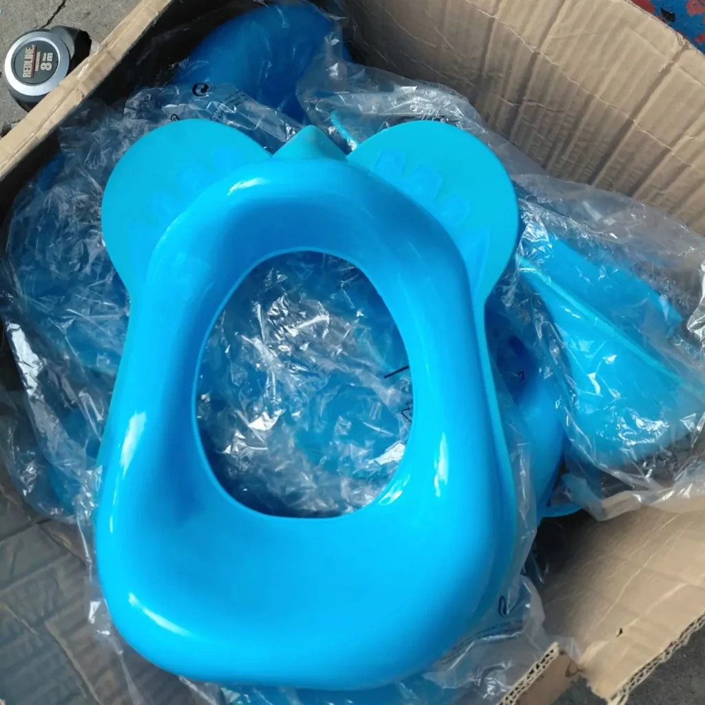 Asiento de inodoro infantil azul con forma de elefante en caja. by Remates Narvaja