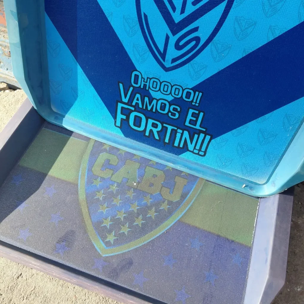 Bandeja azul de Vélez Sarsfield con el escudo y la frase "Vamos El Fortín", reflejando el escudo de Boca Juniors (CABJ by Remates Narvaja