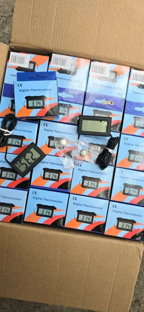 Caja con lote de termómetros digitales, incluyendo sondas y baterías. by Remates Narvaja