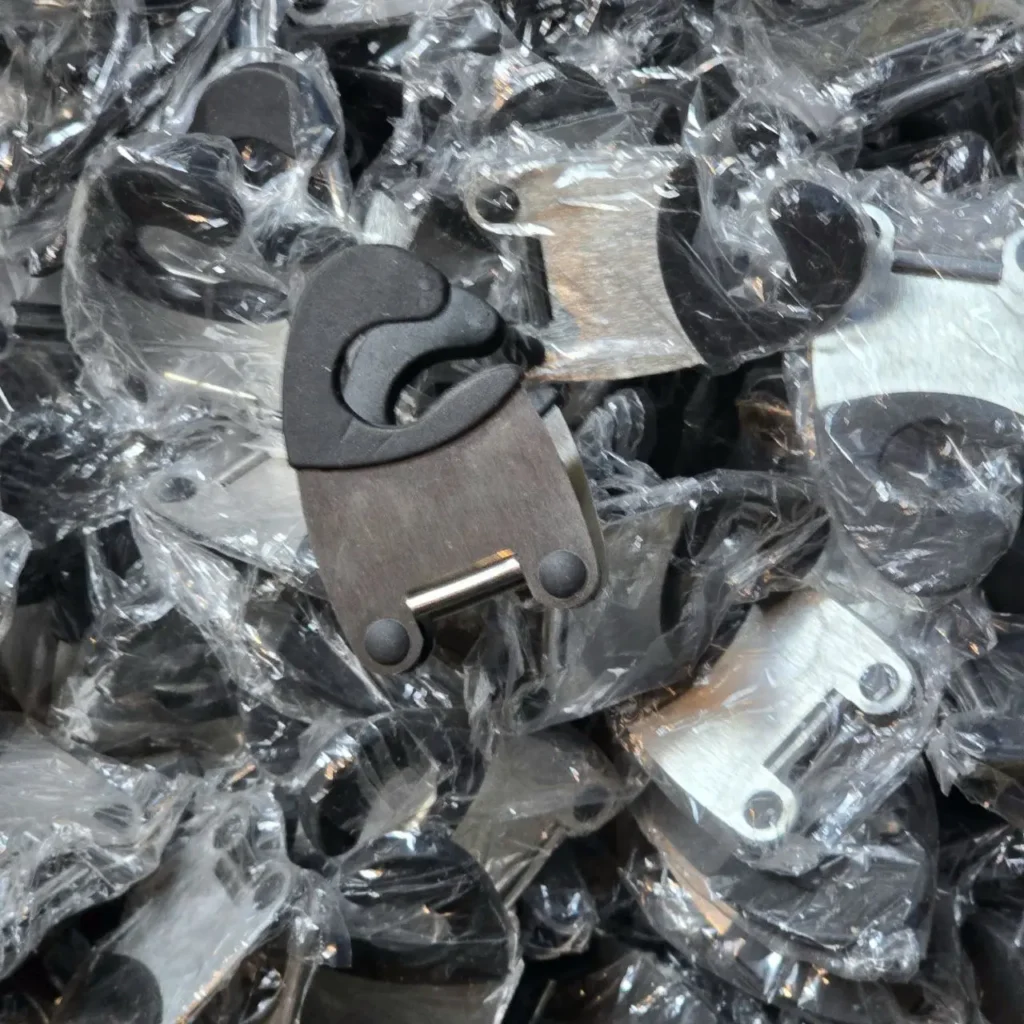 Clips de plástico y metal envasados individualmente a granel. by Remates Narvaja