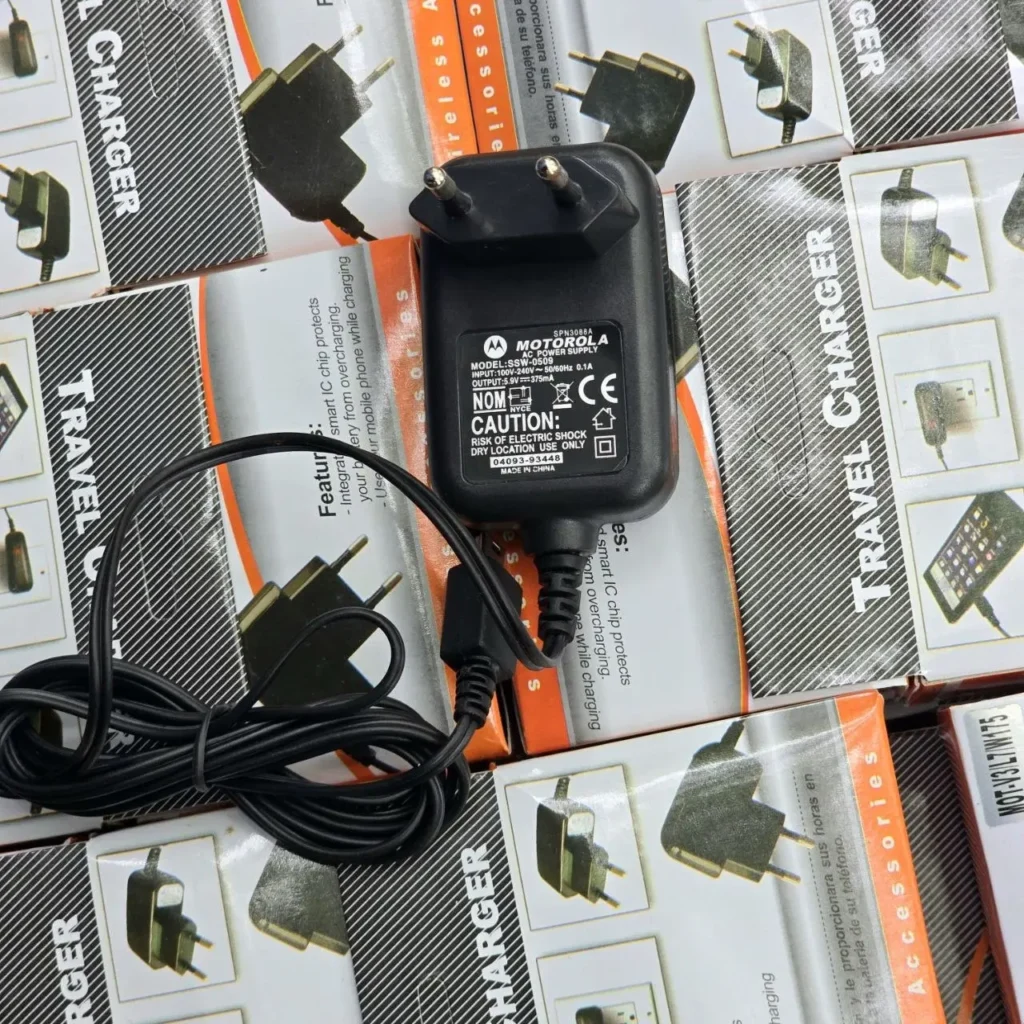 Cargador de viaje Motorola negro y fuente de alimentación AC sobre cajas de venta al por menor. by Remates Narvaja