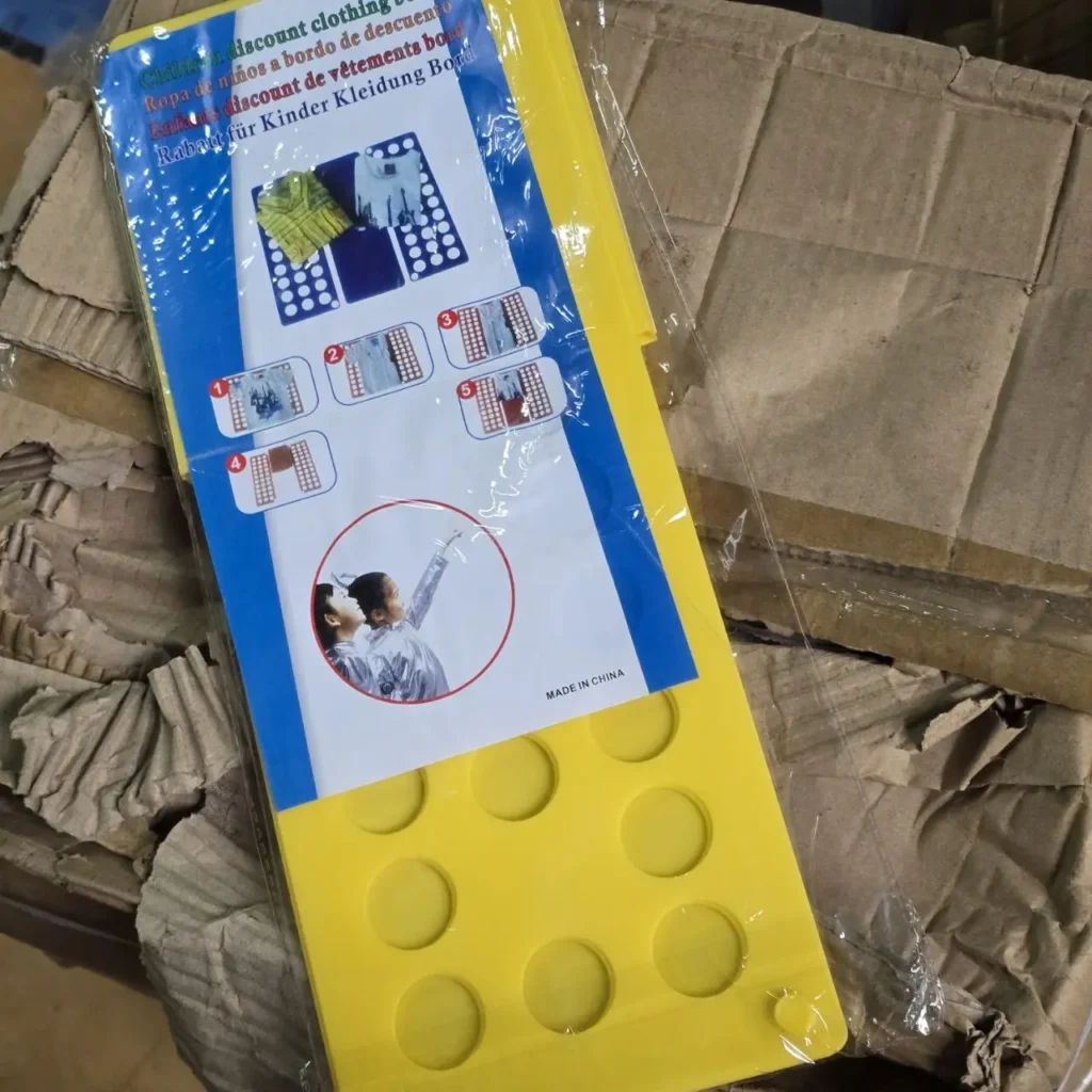 Tabla amarilla de plástico para doblar ropa infantil. by Remates Narvaja