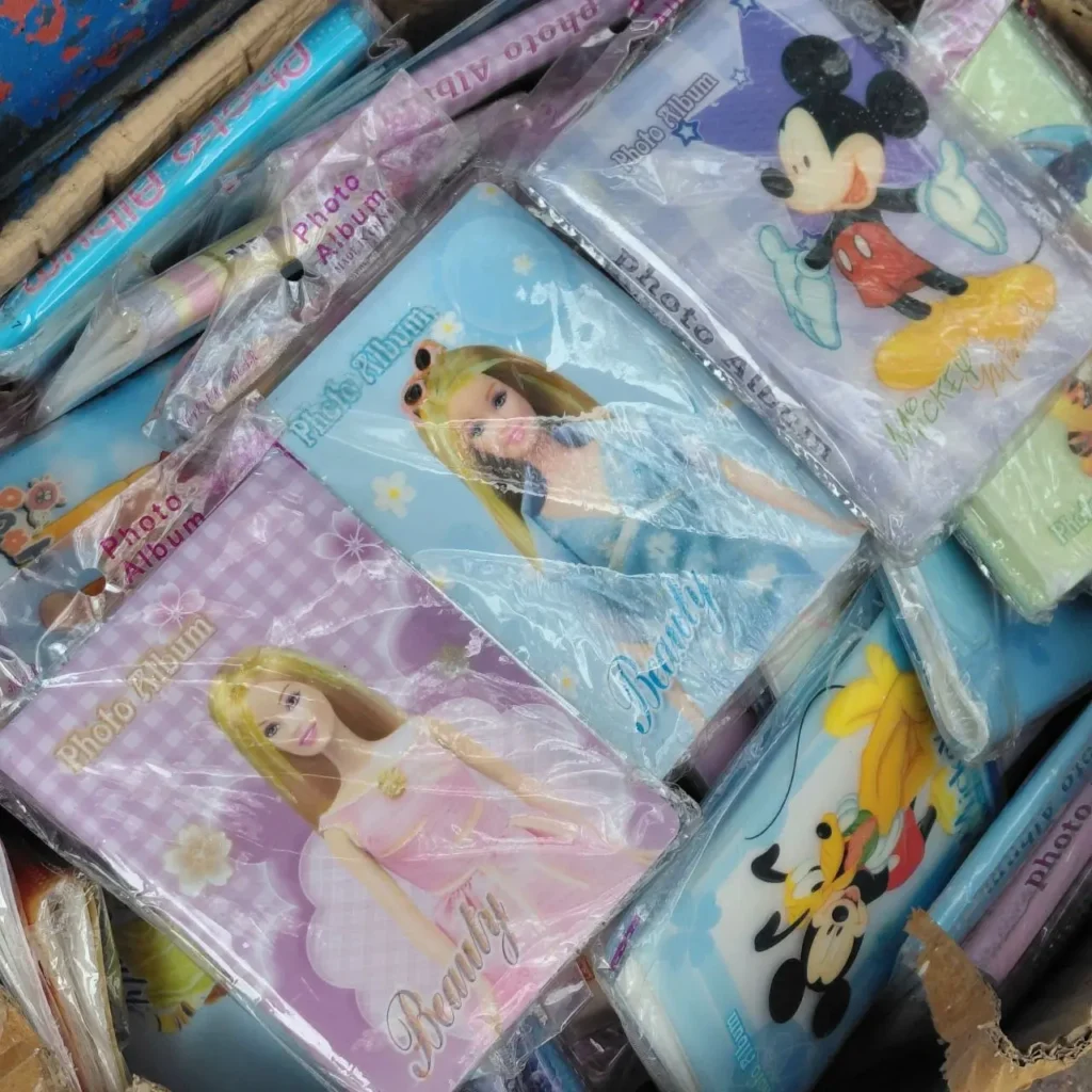 Pila de pequeños álbumes de fotos con diseños de Mickey Mouse y muñecas Barbie. by Remates Narvaja