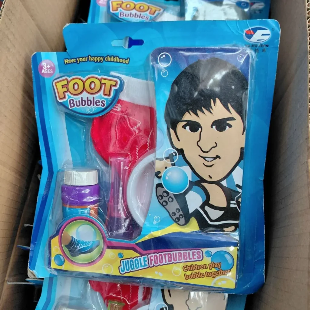 Paquete de juguete Foot Bubbles para malabarear burbujas con los pies, con diseño de jugador de fútbol tipo Messi. by Remates Narvaja