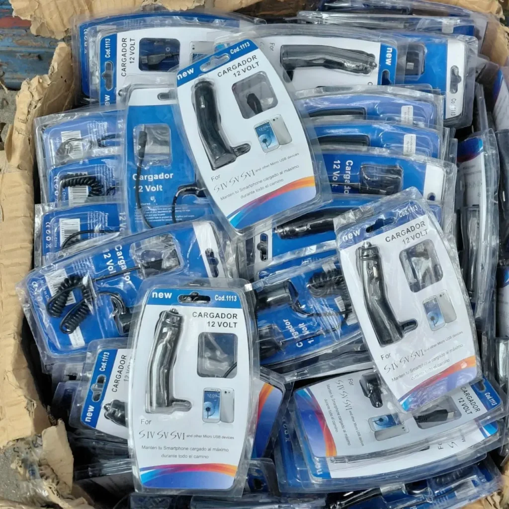 Caja llena de cargadores de coche de 12 voltios para smartphones. by Remates Narvaja