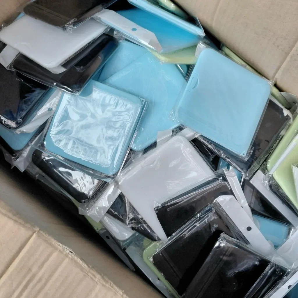 Caja con fundas protectoras de silicona para móviles en varios colores (azul, blanco, negro). by Remates Narvaja
