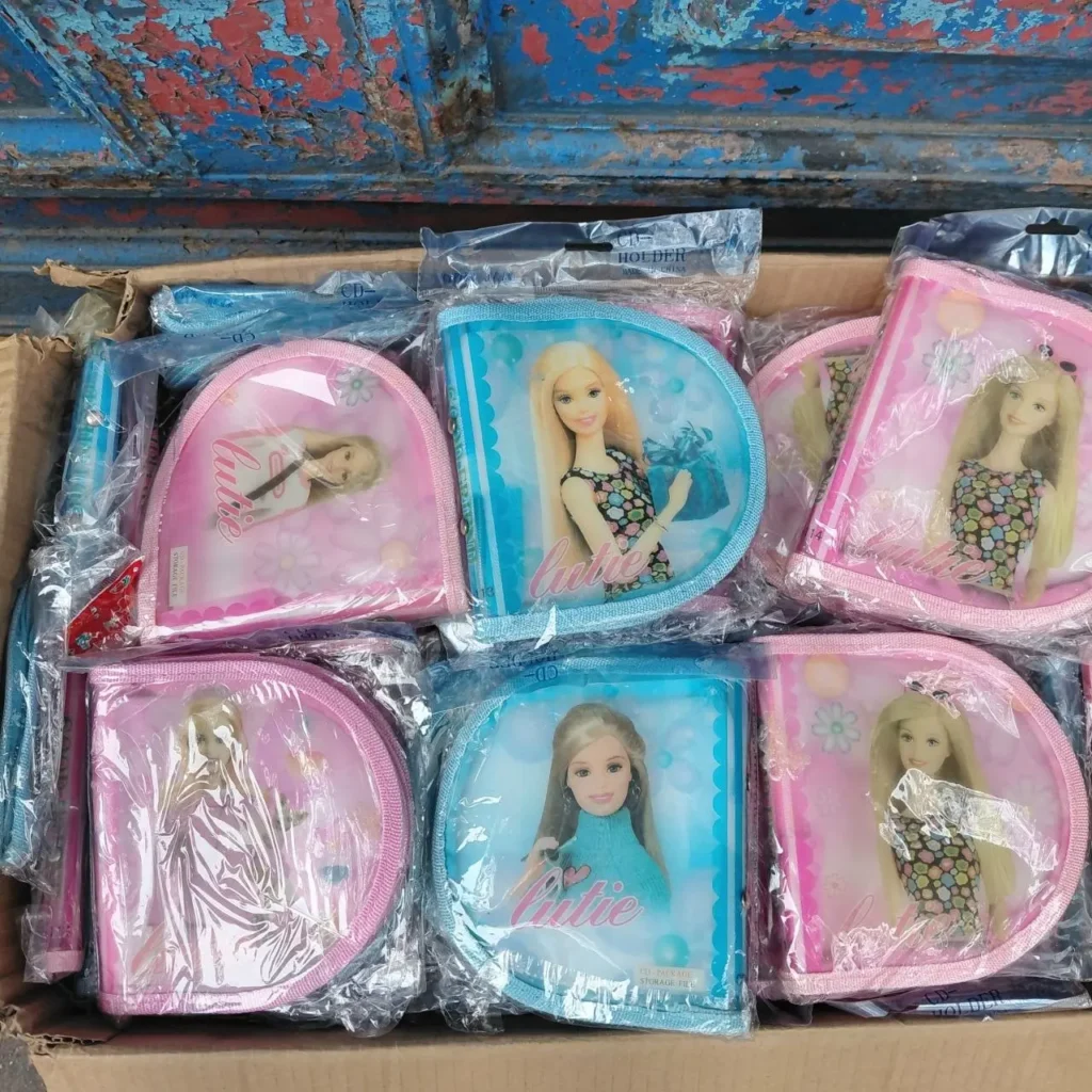 Caja con estuches para CD de Barbie rosas y azules, empaquetados." by Remates Narvaja