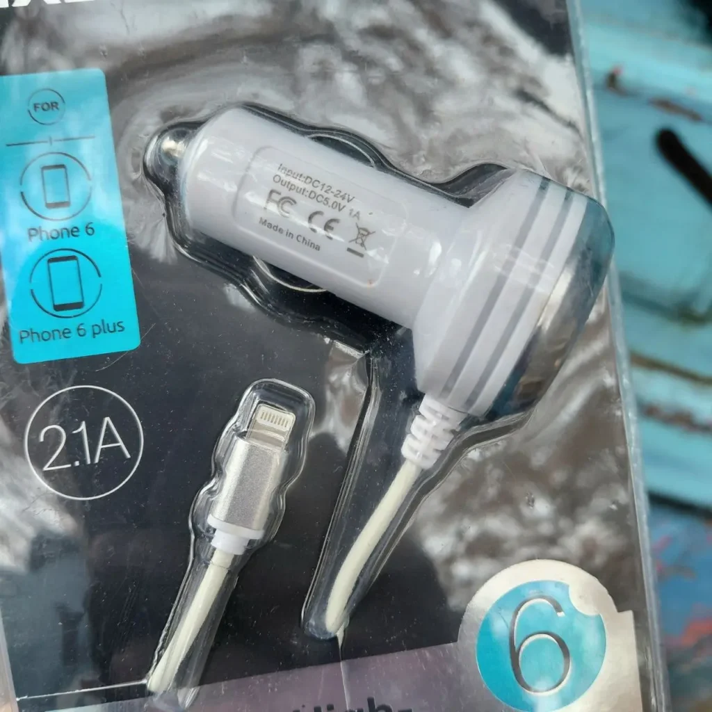Cargador de coche blanco para iPhone 6 y 6 Plus con cable Lightning 2.1A. by Remates Narvaja
