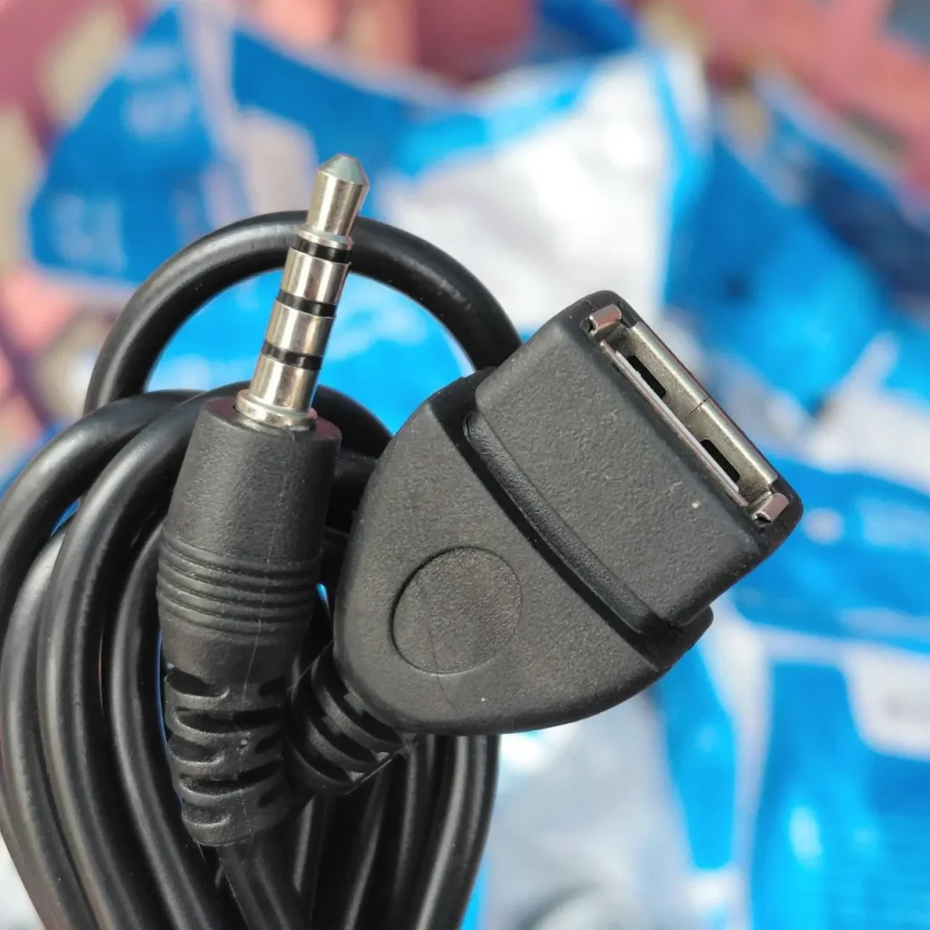 Cable adaptador 3.5mm macho a USB hembra. by Remates Narvaja