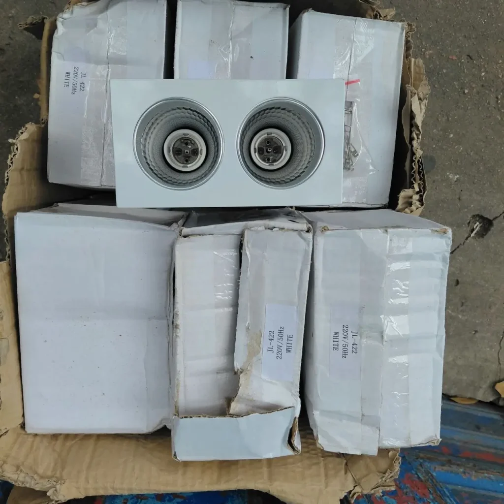 Foco empotrable doble blanco (modelo JL-422, 220V/50Hz) con portalámparas, en una caja con otras unidades empaquetadas. by Remates Narvaja