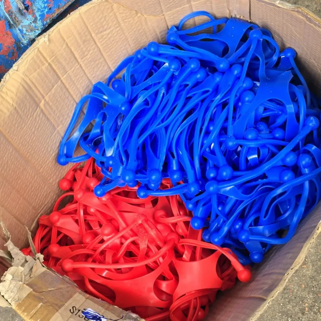 Sujetadores de plástico azules y rojos en una caja. by Remates Narvaja
