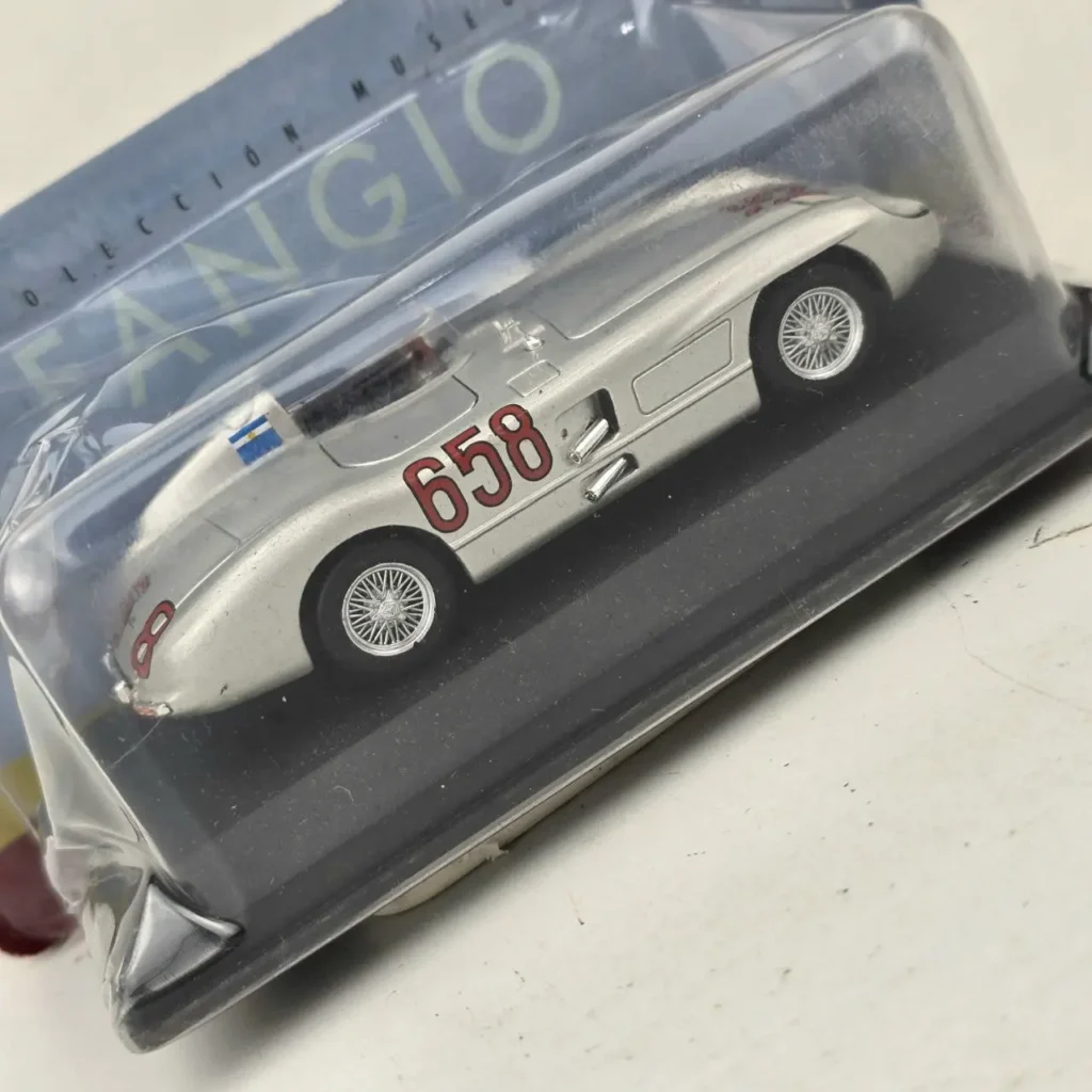 Modelo de coche de carreras plateado con el número 658 y bandera argentina, de la Colección Museo Fangio, en su em by Remates Narvaja