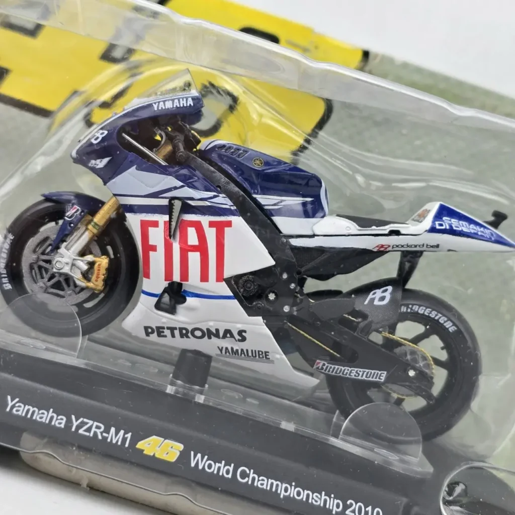 Maqueta de moto Yamaha YZR-M1 #46 MotoGP 2010 en su empaque, con patrocinio Fiat. by Remates Narvaja