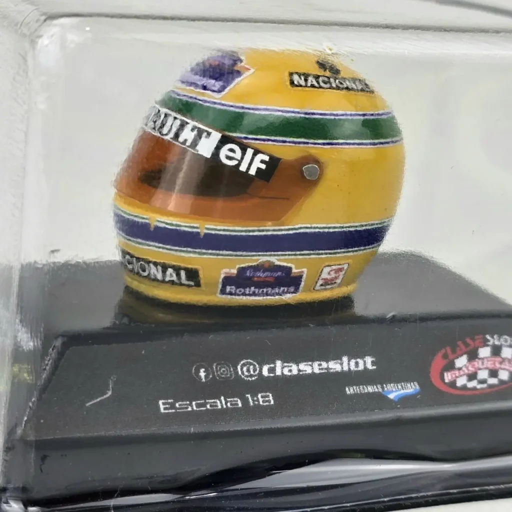 Miniatura de casco de Ayrton Senna escala 1:8, amarillo con franjas verdes y azules, logos Elf, Rothmans y by Remates Narvaja