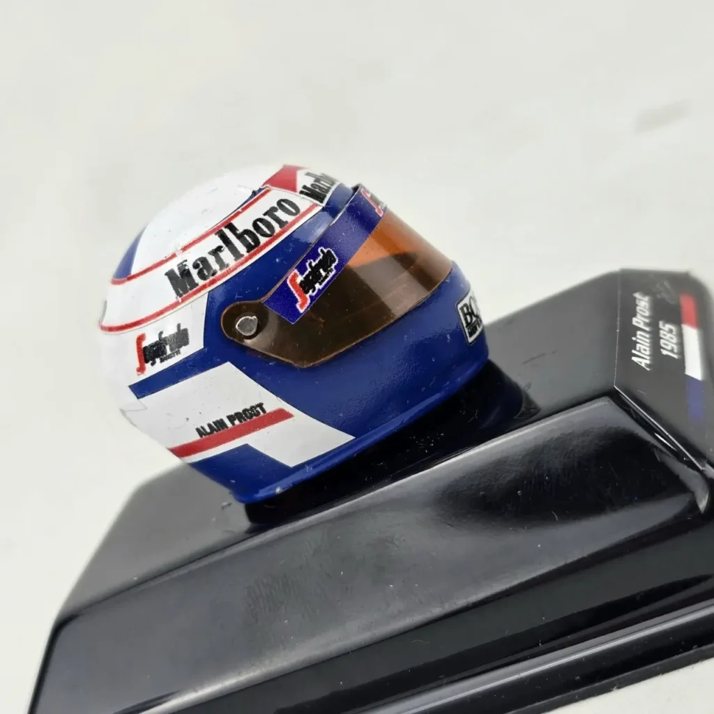 Casco miniatura de F1 de Alain Prost de 1985, blanco, azul y rojo, con logotipos de Marlboro y Seg by Remates Narvaja