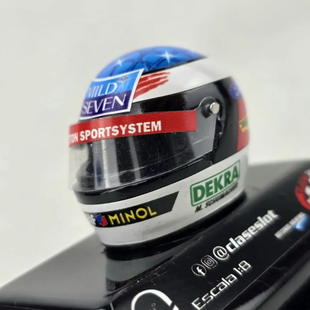 Réplica a escala 1:8 del casco de Fórmula 1 de Michael Schumacher, con logos Mild Seven y Dekra. by Remates Narvaja