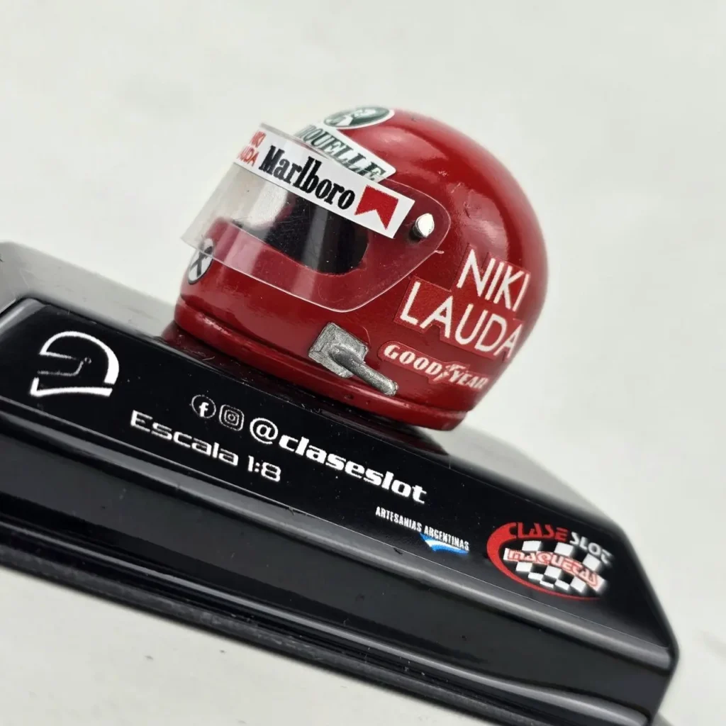 Casco miniatura rojo Niki Lauda F1 escala 1:8 con logo Marlboro.** by Remates Narvaja
