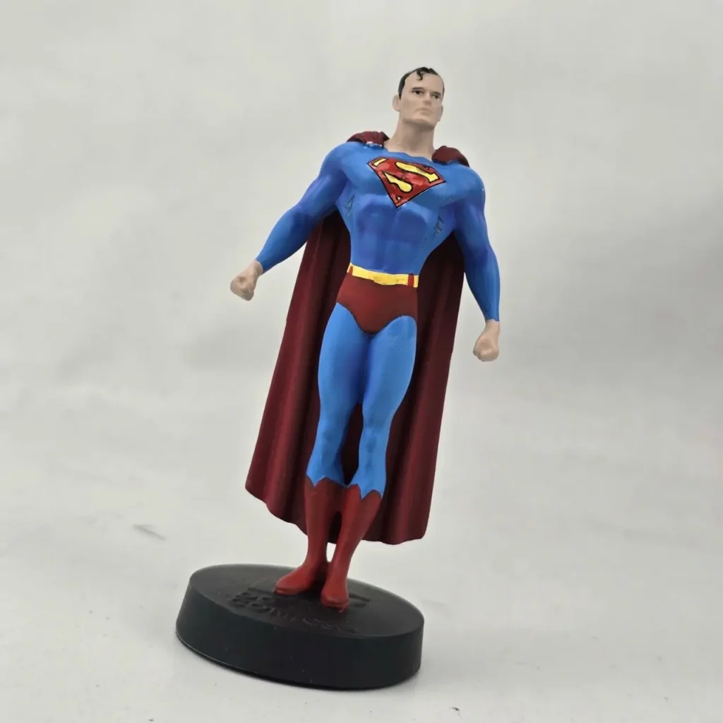 Figura de Superman con traje azul, capa roja y emblema S. by Remates Narvaja
