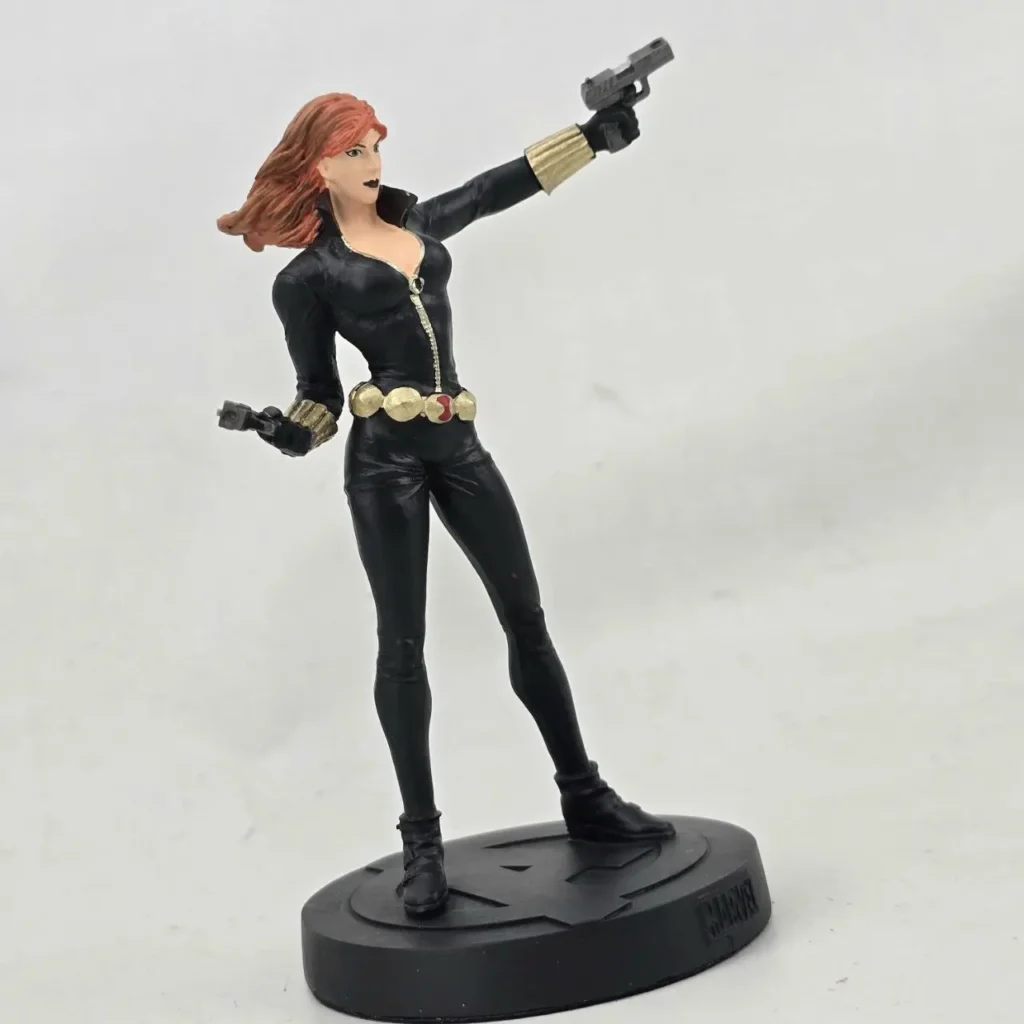 Figura de Black Widow con traje negro y dos pistolas sobre base de Marvel. by Remates Narvaja
