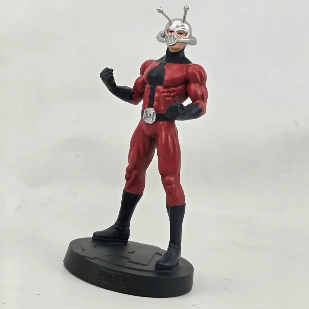 Figura de Ant-Man de Marvel con traje rojo y casco plateado. by Remates Narvaja