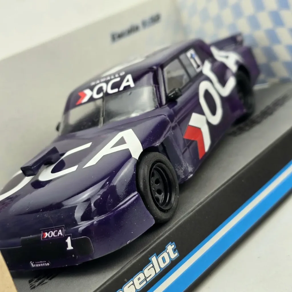 Modelo de coche de slot de Turismo Carretera morado de Juan María Traverso con logo OCA y número 1. by Remates Narvaja