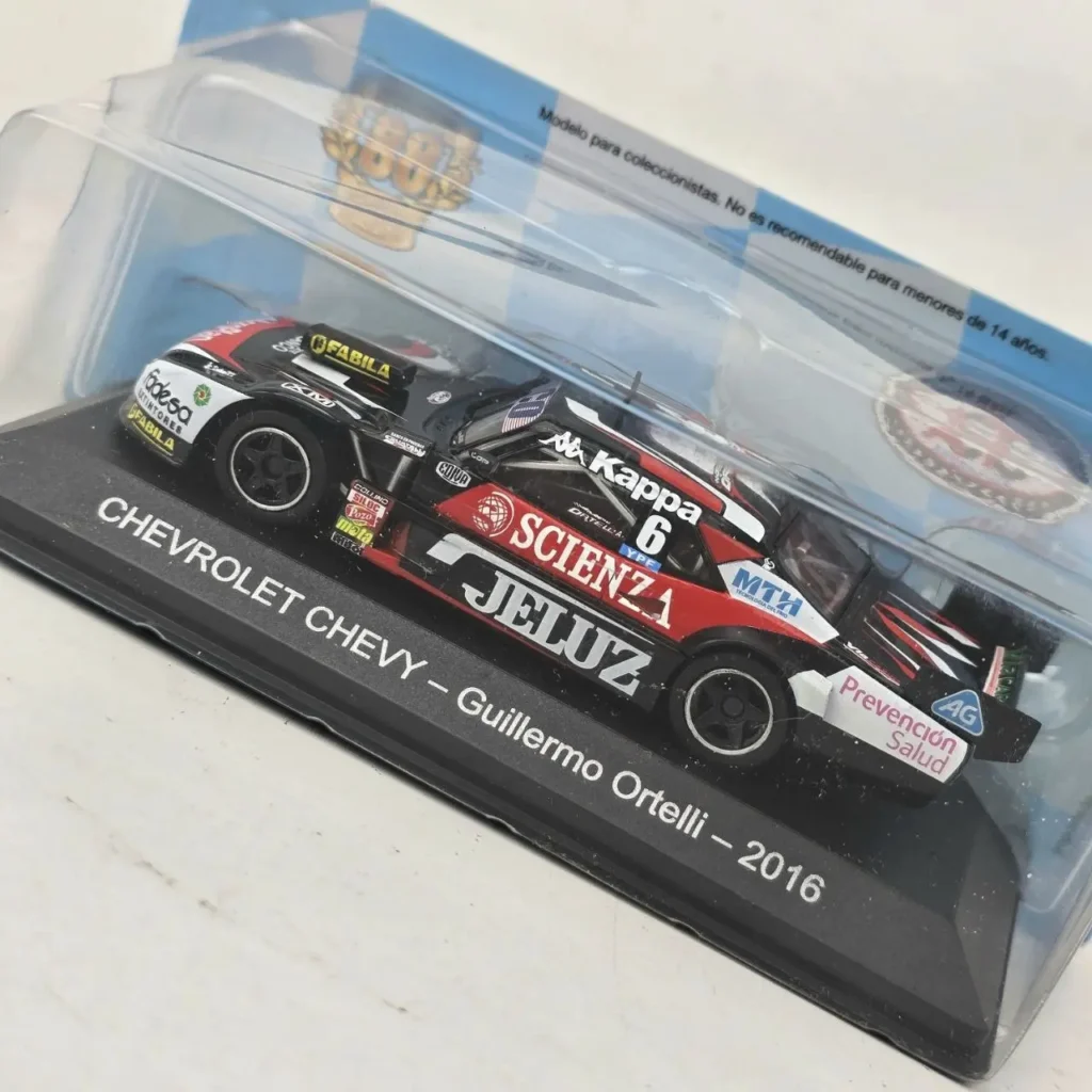 Auto a escala Chevrolet Chevy de Guillermo Ortelli 2016, negro, rojo y blanco con patrocinadores, en vitrina. by Remates Narvaja