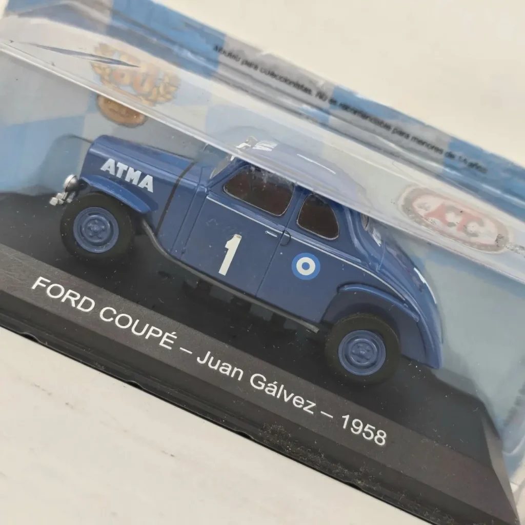 Modelo de colección Ford Coupé Juan Gálvez 1958 azul en su empaque. by Remates Narvaja