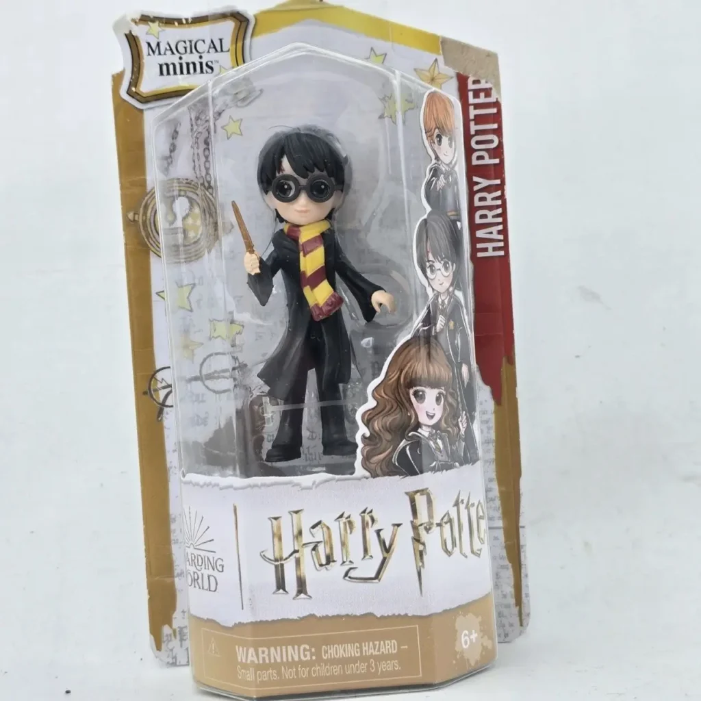 Figura Harry Potter Magical Minis en su empaque original, con varita y bufanda de Gryffindor. by Remates Narvaja