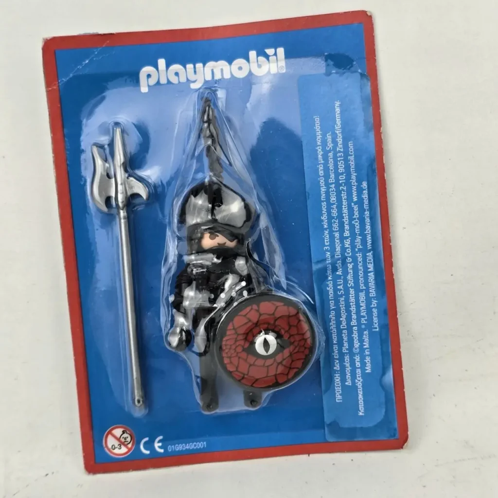 Playmobil caballero en empaque con armadura oscura, escudo rojo y tridente. by Remates Narvaja