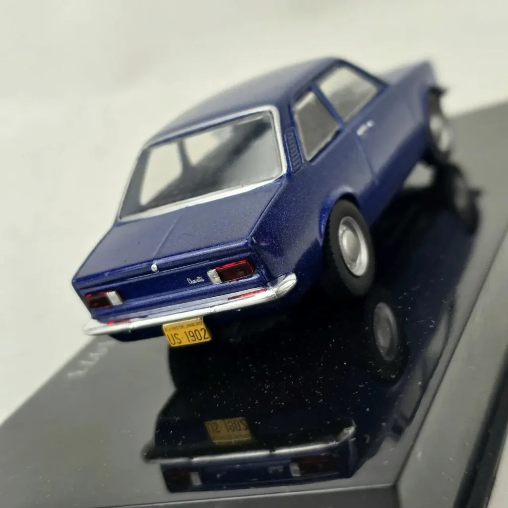 Modelo de coche Chevrolet Chevette azul metálico, vista trasera con matrícula de Río de Janeiro. by Remates Narvaja