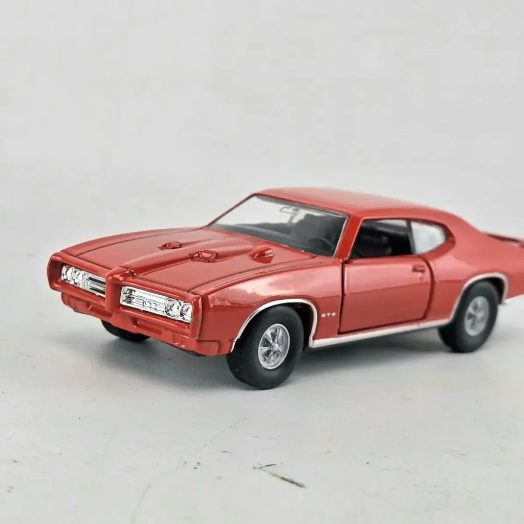 Modelo de coche Pontiac GTO rojo clásico." by Remates Narvaja