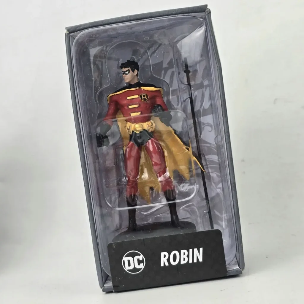 Figura de Robin de DC Comics en su traje rojo y amarillo, con bastón, dentro de su empaque original. by Remates Narvaja