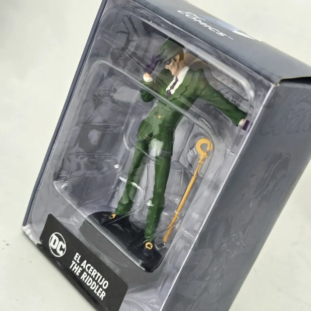 Figura de El Acertijo (The Riddler) de DC Comics en caja, con traje verde y bastón. by Remates Narvaja