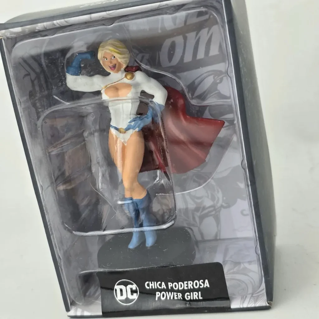 Figura de Power Girl de DC Comics en su empaque, con traje blanco y capa roja. by Remates Narvaja