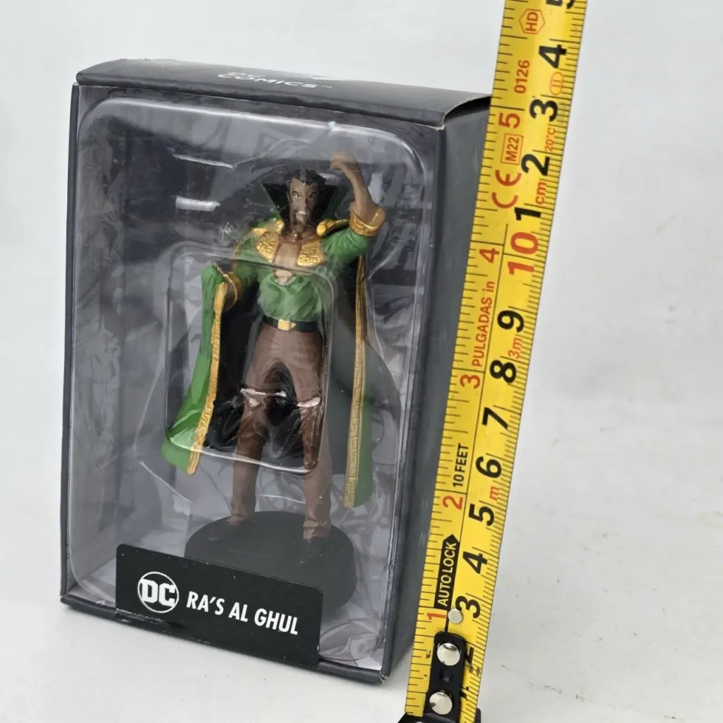 Figura coleccionable de Ra's al Ghul de DC Comics en su empaque original, junto a una cinta métrica. by Remates Narvaja