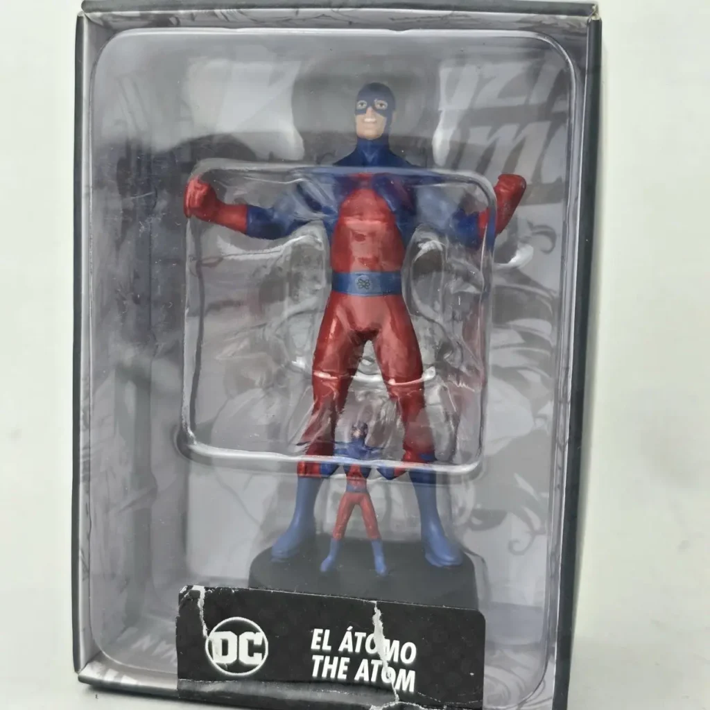 Figura de colección DC Comics El Átomo en su embalaje, mostrando la figura grande y una versión encogida. by Remates Narvaja