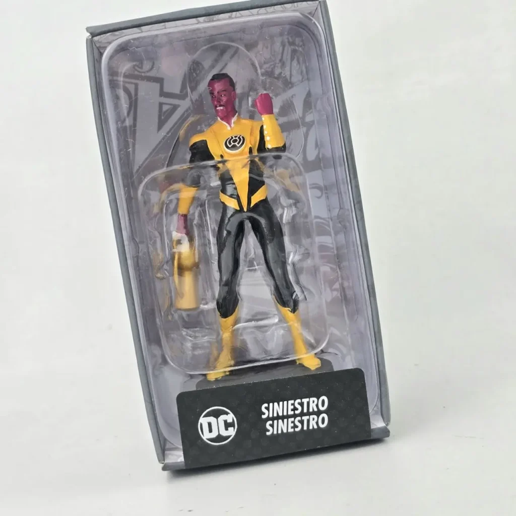 Figura coleccionable de Sinestro de DC Comics en su empaque, con traje amarillo y negro y piel morada. by Remates Narvaja
