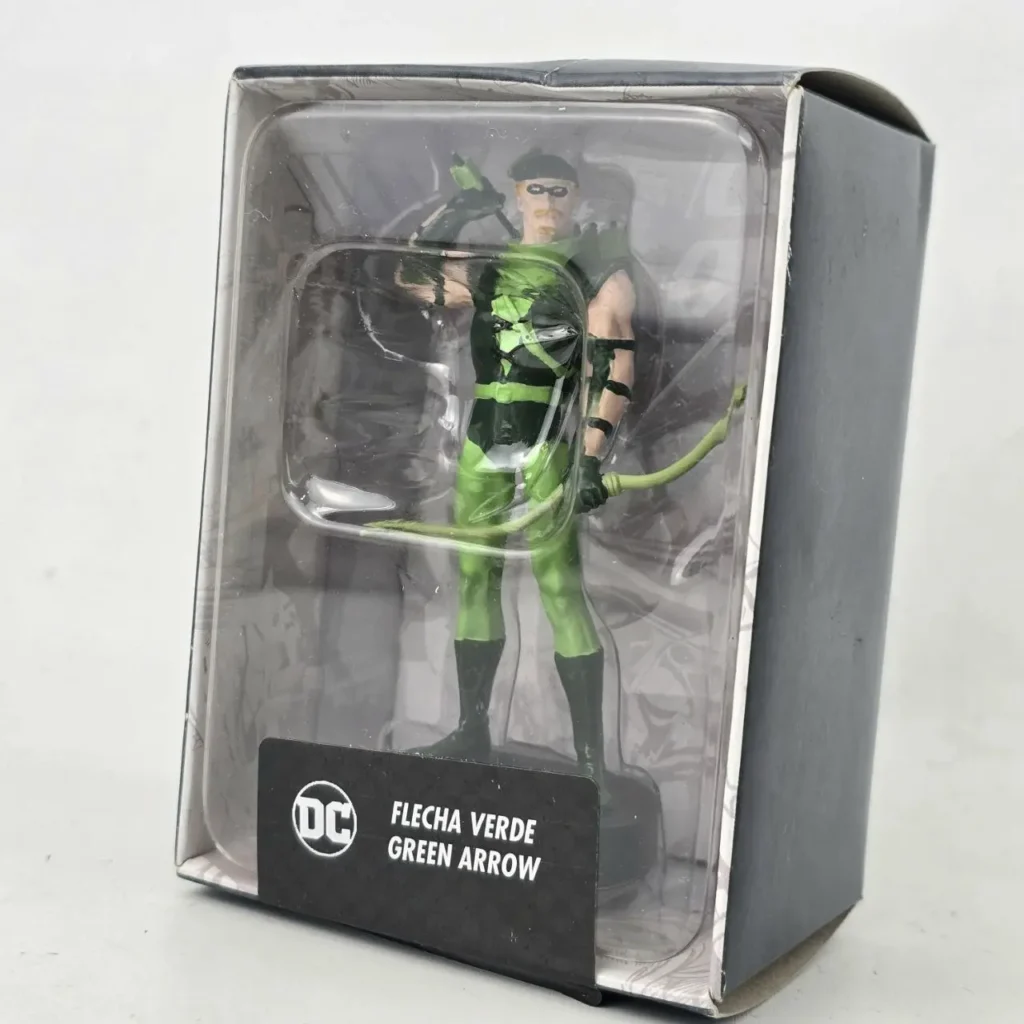 Figura coleccionable de Green Arrow (Flecha Verde) de DC Comics con traje verde y arco, nueva en caja. by Remates Narvaja