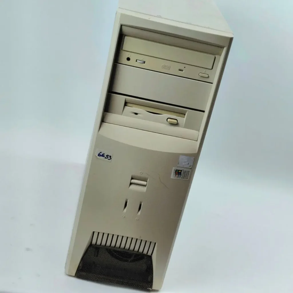 Torre de PC retro beige con unidad de CD y disquetera. by Remates Narvaja