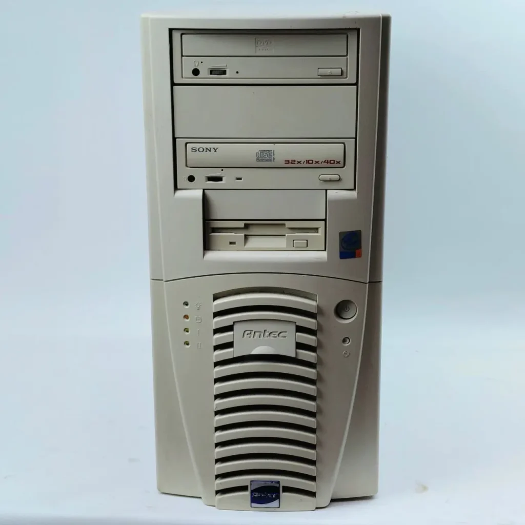 Torre de PC Antec beige con unidades ópticas y disquetera. by Remates Narvaja