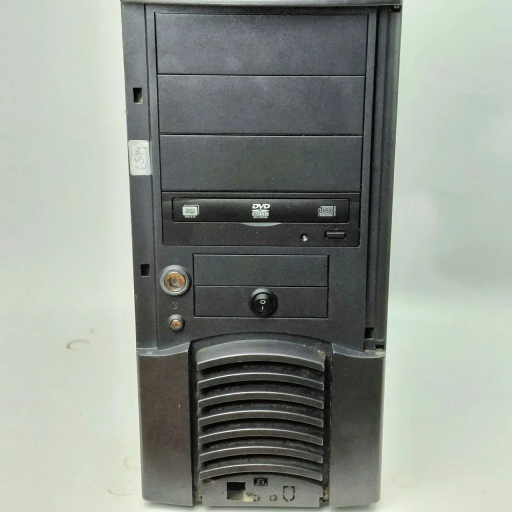 Torre de PC de escritorio antigua negra con unidad de DVD. by Remates Narvaja