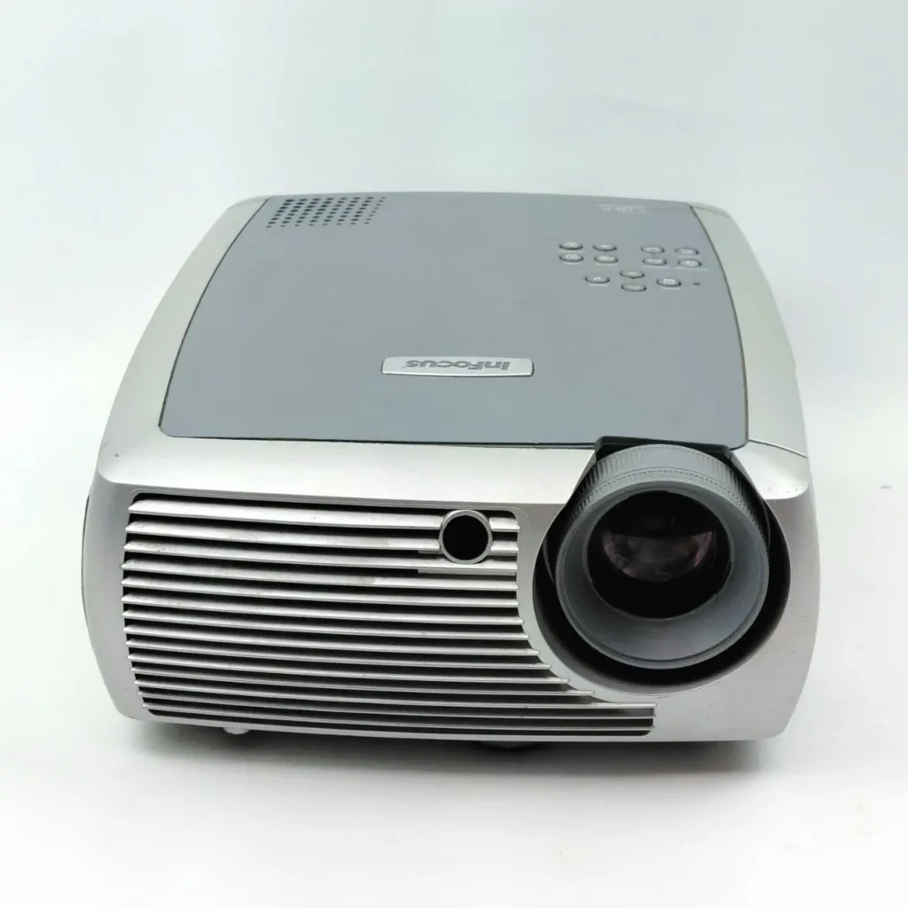 Proyector InFocus plateado con lente frontal y controles superiores. by Remates Narvaja