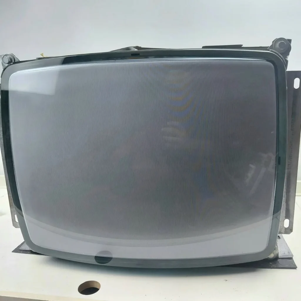 Pantalla CRT gris y curva de un televisor o monitor antiguo desmontado. by Remates Narvaja
