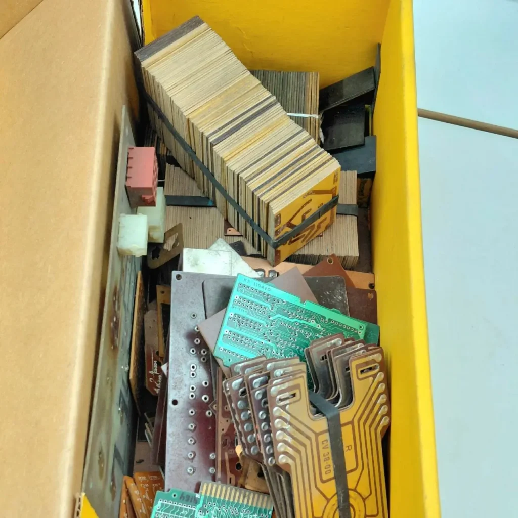 Caja con placas de circuito impreso (PCB) de colores, componentes electrónicos y chatarra e-waste. by Remates Narvaja