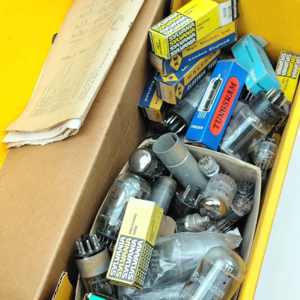 Caja con surtido de tubos de vacío electrónicos vintage, incluyendo marcas Sylvania, Haltron y Tungstram. by Remates Narvaja