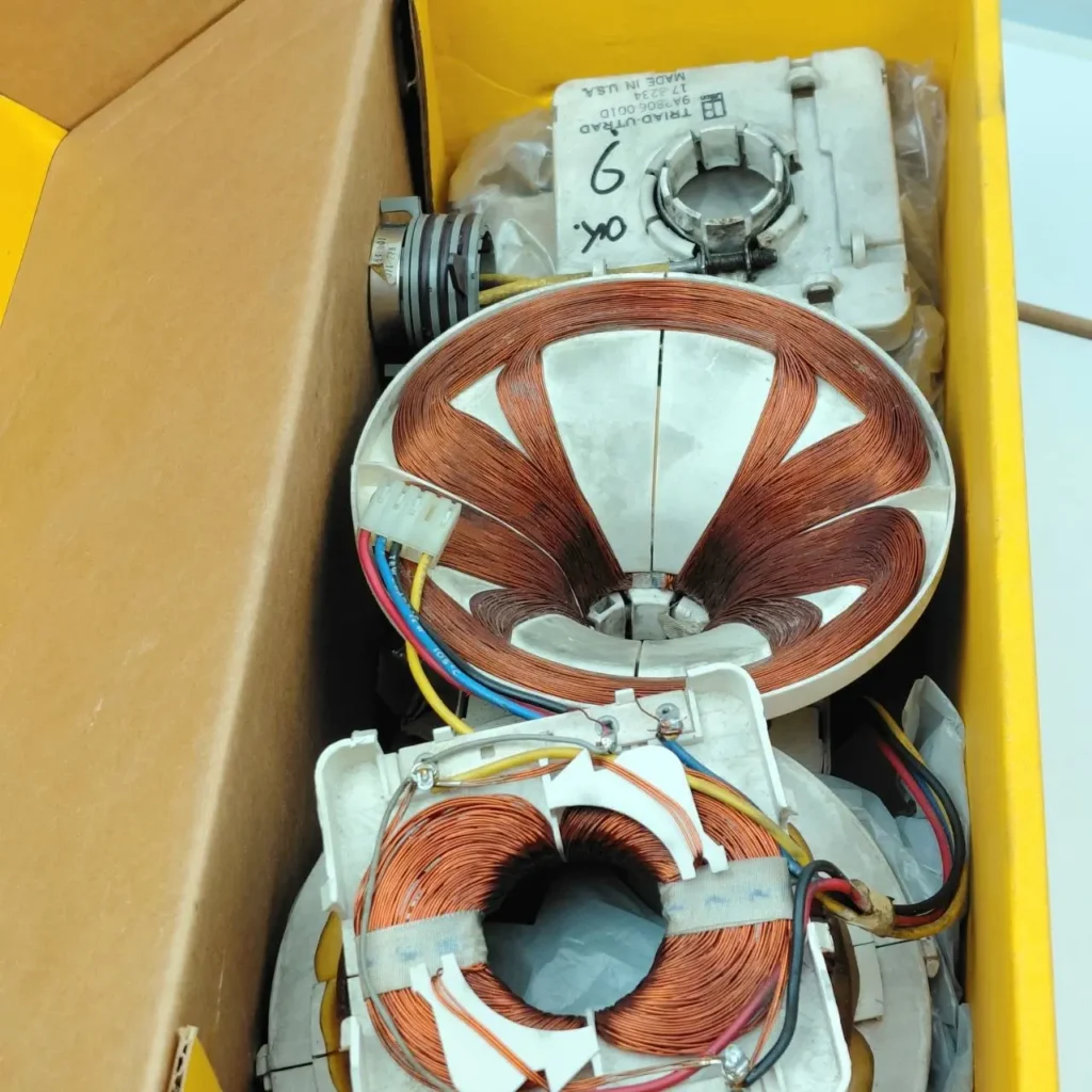 Bobinas electrónicas de cobre y cables en una caja. by Remates Narvaja