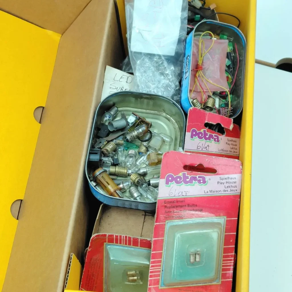 Caja con bombillas miniatura, repuestos Petra para casas de juguete y componentes electrónicos. by Remates Narvaja