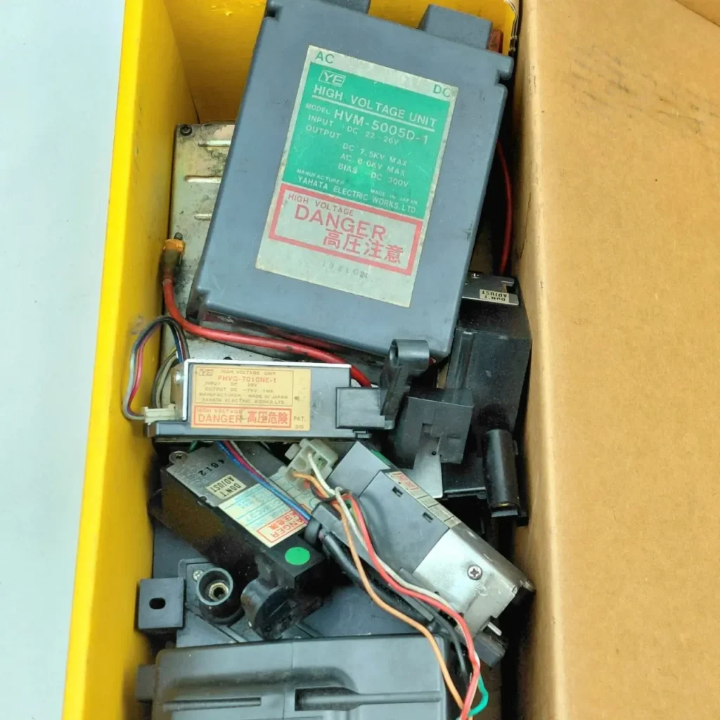 Caja con unidades de alta tensión Yahata Electric y componentes electrónicos. by Remates Narvaja